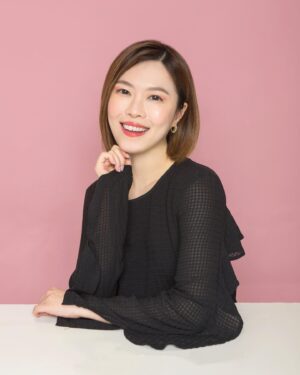 Jia Hui Siau Instagram - The qns is: 到底修了多少？😂

Random photoshoot at an event, and I was shown various poses/pix of Korean celebrities as inspiration!

Next qns: 我有希望进军韩国吗？🤣

(Swipe to see the BEFORE pix~)