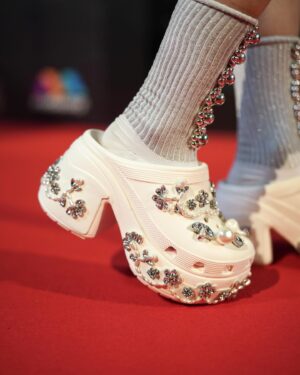 Jia Hui Siau Instagram - Took a risk, and it worked! 🥰 

Thank you @misterkovit for having so much confidence in me to carry the look! 

Also, I’m probably the first female artiste to wear crocs on the red carpet? 🤣 Limited edition Simone Rocha x Crocs right off Paris Fashion week SS24 n I LLOOVVEE it!

1, 2, 3, 4, 5 - which pic is your fav? I can’t decide btw ✌🏻or👌🏻!

Styling | @misterkovit 
Outfit | @moral_____ofthestory 
Shoes | @crocs.sg 
Accessories | @swarovski 
Makeup | @themakeuproom_sg #JyueHuey
Hair | @salonvimstylehouse @sv_priscillialoo 
Face/Body | @nu.reflections @nu.reflectionsmedical
Photo | @cweijieeee

@yes933 @the_celebrityagency #StarAwards2024 #红星大奖2024 #mediacorpStarAwards2024