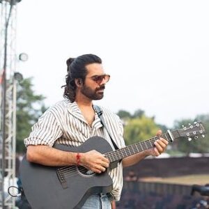 Jigar Saraiya Instagram - If you ever plan to attend a #sachinjigarlive concert, try catching the sound check session too, it’s generally an hour before the gig, we all really really have fun, and I think it’s a very a involved and honest musical session before the gig, sometimes we do sing and enjoy the songs that we don’t end up singing at the actual gig that day. See you all at sound checks too..
Pictures by @karanghoda  @karanghodapictures
