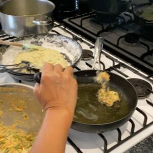 Jill Carissa Instagram - Ada yg seneng udah bisa jalan jalan ke rumah temen.. pemerintah disini udah mulai memberikan kelonggaran peraturan karena kasus Covid-19 sudah mulai mereda☺️. Tapi tetep koq harus tetap menjaga personal hygiene dan social distancing.  Happy karena bs ke rmh temen plus dimasakin Gado2 endes, cireng, sm bakwan goreng😄😄 #sesuatulho #indofood #indonesianfood #yummy #happytummy #friend #goodforsoul #happy #grateful