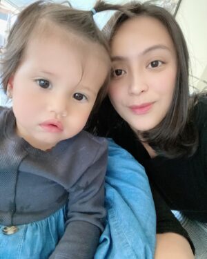 Jill Carissa Instagram - Ada yg seneng udah bisa jalan jalan ke rumah temen.. pemerintah disini udah mulai memberikan kelonggaran peraturan karena kasus Covid-19 sudah mulai mereda☺️. Tapi tetep koq harus tetap menjaga personal hygiene dan social distancing.  Happy karena bs ke rmh temen plus dimasakin Gado2 endes, cireng, sm bakwan goreng😄😄 #sesuatulho #indofood #indonesianfood #yummy #happytummy #friend #goodforsoul #happy #grateful