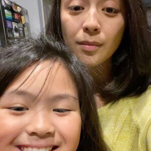 Jill Carissa Instagram - Edisi potong rambut.. Moana sipit harus potong rambut biar rapi.. gemes liat rambut tiap bangun tidur berantakan, trus ga suka diiket #abegong #anakmasakini #shorthair #mydaughter #motherdaughter #loveher