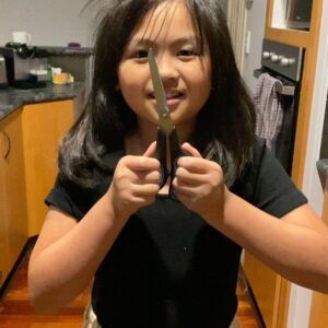 Jill Carissa Instagram - Edisi potong rambut.. Moana sipit harus potong rambut biar rapi.. gemes liat rambut tiap bangun tidur berantakan, trus ga suka diiket #abegong #anakmasakini #shorthair #mydaughter #motherdaughter #loveher