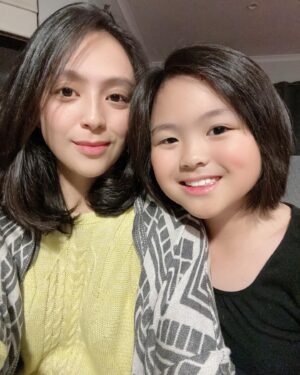 Jill Carissa Instagram - Edisi potong rambut.. Moana sipit harus potong rambut biar rapi.. gemes liat rambut tiap bangun tidur berantakan, trus ga suka diiket #abegong #anakmasakini #shorthair #mydaughter #motherdaughter #loveher