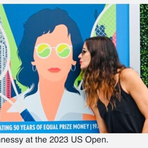 Jill Hennessy Instagram - Stealing a kiss from the great @billiejeanking & giving thanks to the original 9, the awesome @martinanavratilova @rosierosebudcasals @phshriver @esthervergeer @tracyaustin_  @chrissieevert & all who made #tennis greater by fighting for women’s equality…& just being brilliant. @tennischannel @usopen #usopen #billiejeanking