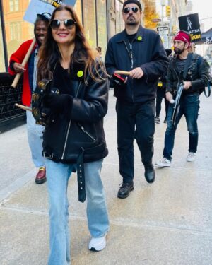 Jill Hennessy Instagram - The band keeps getting bigger..let’s get everyone back to work with a fair contract. #sagaftrastrong #sagaftrastrike @sagaftra #thesolidarities @chrismichaelson_ @dstevencohen @rfredux @junsuenaganyc @richievdang @tommy.bayiokos @mybigfatmouth @kellyaucoin77 - photos by @holderelizabeth 👍🏽