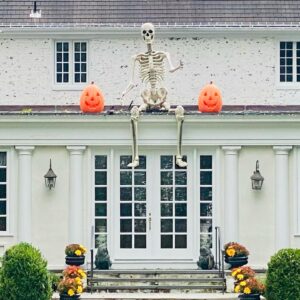 Jill Hennessy Instagram - Out for a run on the #jerseyshore & this dude is EVERYWHERE!! #halloween #newjersey #skeleton 🎃💀