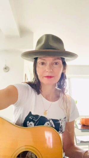 Jill Hennessy Instagram - “It was Christmas Eve, babe…in the drunk tank…”
Screaming some love & beauty to the brilliant #shanemacgowan @thepoguesofficial - y’all mean so much to all of us…sending love to you all, @victoriamaryclarke & the great #kirstymaccoll ❤️🙏🏽… #fairytaleofnewyork #thepogues #happychristmas