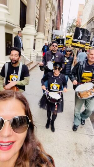 Jill Hennessy Instagram - The rhythm section was ON FIRE TODAY @sagaftra picket line… #sagaftrastrong #sagaftrastrike #sagaftra #wgastrong @mybigfatmouth @chrismichaelson_ @tommy.bayiokos & the dude on cajón @junsuenaganyc !! Our resolve just gets stronger, folks. 👍🏽