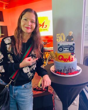 Jill Hennessy Instagram - Joyous celebration of Jim KERR’s 50th anniversary on air(longest running, on-air, morning NY radio host EVAH!!) with Jim & the legendary @gavinrossdale @bush @empirestatebldg … @q1043 & INCREDIBLE anniversary cakes by the always lovely Gerard & his son @fiorellodolce ❤️👏 #gavinrossdale #jimkerr
