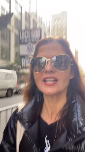Jill Hennessy Instagram - It’s folks like @oneoldog that keep me going- thanks for the great vibes Joel!! @sagaftra is still ready & open to talks…c’mon folks; people need to work. #sagaftra #sagaftrastrike #wgastrong @wgastrikeunite #sagaftrastrong @iatselocal600 THANK YOU Peter!!! #iatse