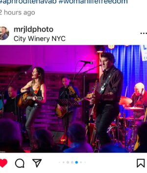 Jill Hennessy Instagram - What a night with some brilliant artists @citywinerynyc !! THANK YOU @toddedwardcaldwell @tingtingtino @scottccmartin @kennethshaw & SUPER SURPRISE GUEST @michaelleonhart . Big thanks to @mrjldphoto for the great shots. 🔥😘 #livemusicphotography #livemusic #citywinery