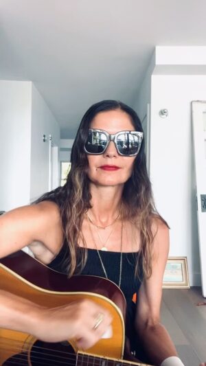 Jill Hennessy Instagram - Sending this one out to all the @alisonmoyetofficial & #yaz fans out there; a short song but a great one. #toopieces ❤️ for you  @jujubrooklyn !! 😘