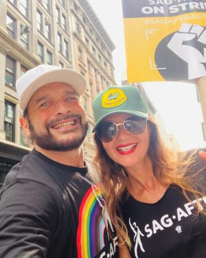 Jill Hennessy Instagram - Wonderful folks @sagaftra picket line: @phillipbloch @holderelizabeth @mattydel @samantham01 @realmichellehurd @officialfrandrescher #unionstrong #sagaftrastrong - @littlebylittlehats by the awesome BASILE BABES!!! Love you. ❤️❤️❤️