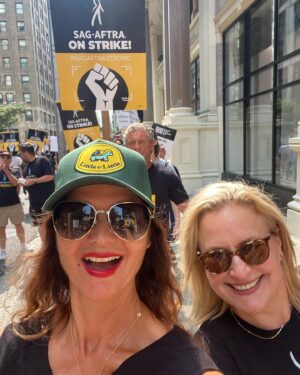 Jill Hennessy Instagram - Wonderful folks @sagaftra picket line: @phillipbloch @holderelizabeth @mattydel @samantham01 @realmichellehurd @officialfrandrescher #unionstrong #sagaftrastrong - @littlebylittlehats by the awesome BASILE BABES!!! Love you. ❤️❤️❤️