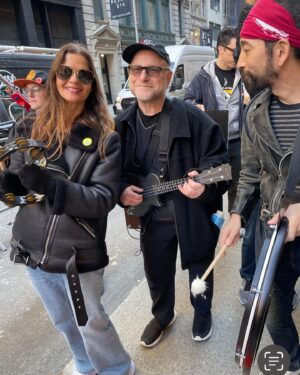 Jill Hennessy Instagram - The band keeps getting bigger..let’s get everyone back to work with a fair contract. #sagaftrastrong #sagaftrastrike @sagaftra #thesolidarities @chrismichaelson_ @dstevencohen @rfredux @junsuenaganyc @richievdang @tommy.bayiokos @mybigfatmouth @kellyaucoin77 - photos by @holderelizabeth 👍🏽