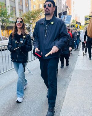 Jill Hennessy Instagram - The band keeps getting bigger..let’s get everyone back to work with a fair contract. #sagaftrastrong #sagaftrastrike @sagaftra #thesolidarities @chrismichaelson_ @dstevencohen @rfredux @junsuenaganyc @richievdang @tommy.bayiokos @mybigfatmouth @kellyaucoin77 - photos by @holderelizabeth 👍🏽