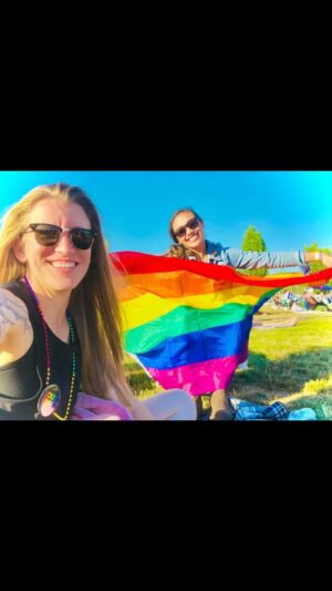 Jill Shalvis Instagram - Happy #Pride Month to Mrs. And Mrs. Middle and to everyone in the LGBTQ  community!! You are valued and loved!!! 💚💜💙❤️💛