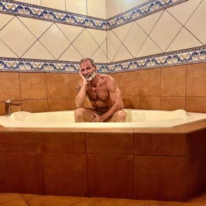 Jim Newman Instagram - Giant Tub, with no hot water! That’s just cruel if you’re a bath man like me! #international #travelglitch #tub