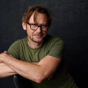 Jimmi Simpson Instagram - The energy at #comiccon was extra luminescent this year - friggin delighted to be back. Loved finally sharing Green Lantern : Beware My Power & hangin with @aldis_hodge @jghyder brianbloom @erniealtbacker @johnsemperjr butchlukic 💚💚 #warnerbros #dc