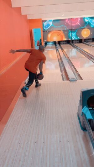 Jimmie Allen Instagram - Practice before tournament time. Throwing the Hammer Effect 

#brunswickbowling #hammerbowling #krstrikeforce 
 #grits #jimmieallen