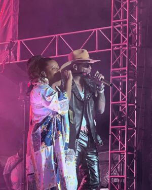 Jimmie Allen Instagram - I got to sing with my little sister Christie Allen for the first time in 20 years  at #BettieJamesFest. I missed singing with her.  We gotta do it more often. Love you sis @laorme2009