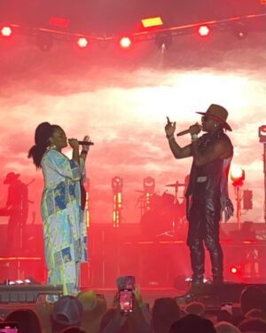 Jimmie Allen Instagram - I got to sing with my little sister Christie Allen for the first time in 20 years  at #BettieJamesFest. I missed singing with her.  We gotta do it more often. Love you sis @laorme2009