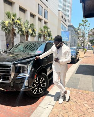 Jimmy Akingbola Instagram - 🤍 Thank You @essencefest 🤍

Suit: @garconcouture 
Stylist: @inisikpe 
Shades: @overlookframes 
Show: @belairpeacock 
Streamer: @peacock