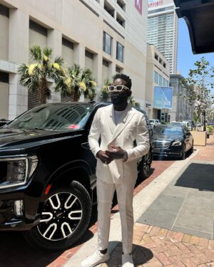Jimmy Akingbola Instagram - 🤍 Thank You @essencefest 🤍

Suit: @garconcouture 
Stylist: @inisikpe 
Shades: @overlookframes 
Show: @belairpeacock 
Streamer: @peacock