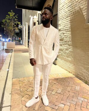 Jimmy Akingbola Instagram - 🤍 Thank You @essencefest 🤍

Suit: @garconcouture 
Stylist: @inisikpe 
Shades: @overlookframes 
Show: @belairpeacock 
Streamer: @peacock