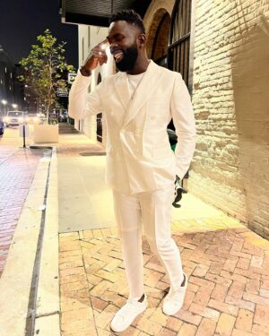 Jimmy Akingbola Instagram - 🤍 Thank You @essencefest 🤍

Suit: @garconcouture 
Stylist: @inisikpe 
Shades: @overlookframes 
Show: @belairpeacock 
Streamer: @peacock