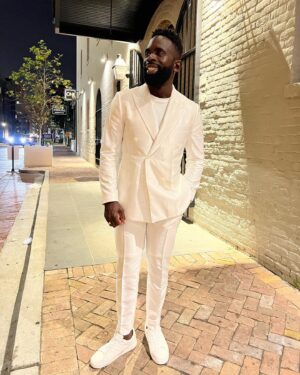 Jimmy Akingbola Instagram - 🤍 Thank You @essencefest 🤍

Suit: @garconcouture 
Stylist: @inisikpe 
Shades: @overlookframes 
Show: @belairpeacock 
Streamer: @peacock