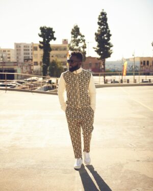 Jimmy Akingbola Instagram - Goodbye June… 

Suit: @thevillagemeeting 
Shoes: @loci_wear 
Glasses: @gucci