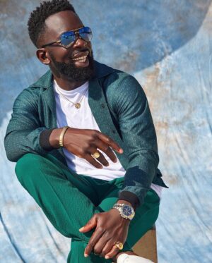 Jimmy Akingbola Instagram - Was a pleasure shooting with you @zavierdeangelo 📸

Outfit: @ozwald_boateng 
Glasses: @rayban 
Jewelry: @umutoniofficial 
Watch: @boss 
Shoes: @elvardi.london 

Styled by: @sjrstyles