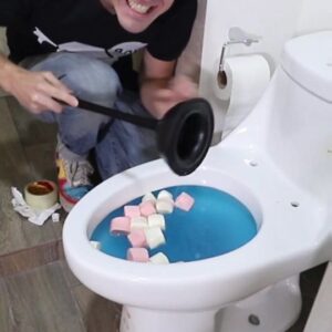 Jimmy Álvarez Instagram - #lifehack  para destapar el baño fácilmente ?