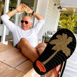 Jimmy Buffett Instagram - #fridayvibes

📸 @lisaeisnerjewelry