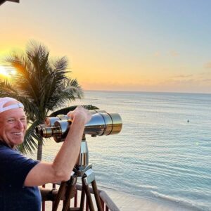 Jimmy Buffett Instagram - 👀👀🌊🌊I spy with my #bigeyebinoculars 
Thank you ! @luxxoptica_palmbeach 👌🤙