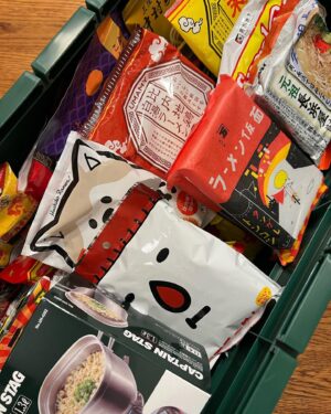 Jin Shirasu Instagram - 31歳になりました。
ゼイチョーの現場で皆さんにお祝いしていただきました。
山のようなラーメンをいただきましたよ。
僕はもうホントに幸せです🍜
これからも白洲迅とゼイチョーをよろしくお願いします！
#ゼイチョー