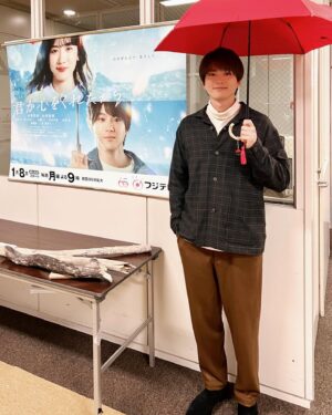Jin Shirasu Instagram - あと一週間ちょいで1月が終わる…！
早い。そのくらい気持ち的にスタートダッシュな2024年。写真に映る流木のようなものは何に使うのか僕にも分かりませんが、宜しくどうぞ。
今夜は『 #君が心をくれたから 』
第3話「初恋の想い出」
見てください。
#君ここ
#月9