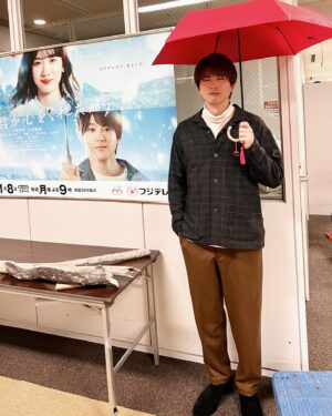 Jin Shirasu Instagram - あと一週間ちょいで1月が終わる…！
早い。そのくらい気持ち的にスタートダッシュな2024年。写真に映る流木のようなものは何に使うのか僕にも分かりませんが、宜しくどうぞ。
今夜は『 #君が心をくれたから 』
第3話「初恋の想い出」
見てください。
#君ここ
#月9