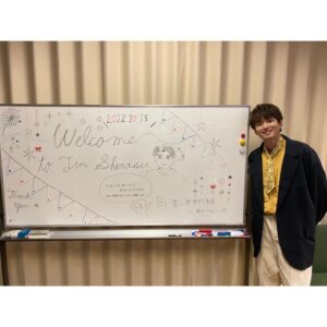 Jin Shirasu Instagram - ただいま。
今日は舞台挨拶、聖心女子大学『聖心祭』に来てくださった皆さん、本当にありがとうございました！
やっぱり実際に会って、みんなの顔を見れるのは本当に嬉しいことです。。
映画『向田理髪店』昨日から全国公開されてますので、皆さん是非ご覧ください💈
そして聖心祭実行委員の皆さんも本当にありがとうございました！
皆さん今日もお疲れ様でした🦥
#向田理髪店
#聖心祭