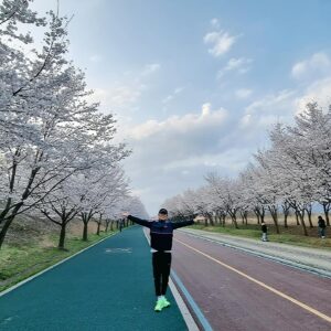 Jin Sun-kyu Instagram - 행복했다~~~!!!!

꽃이 좋은걸보면 우리도 나이가 ㅎㅎㅎ

꽃길을 달리는 것은 그저 행복하다~~!!

감사한 하루다~!!💝💝💝💝💝💝

#하남위례길