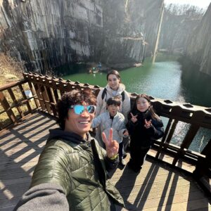 Jin Sun-kyu Instagram - 가족 나들이😍😍

극단식구들의 공연 😍😍

이른시간부터  공연하느라 고생한 배우들 

감사합니다! 좋은시간 보내고갑니다!
🙏💝🙏

포천까지온김에 아이들과 아트벨리 산책!!!!🙏💝🙏

감사합니다 오늘또한 이렇게 지켜주시고 인도해주셔서~~!!🙏💝🙏

#북극곰로라#극단간다#우상욱연출#포천아트벨리#그저감사함으로🙏