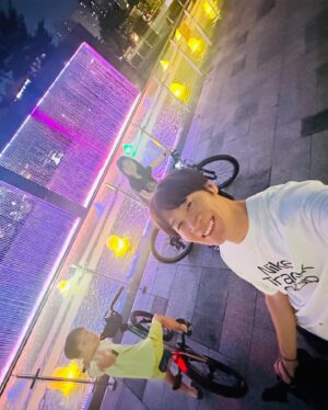 Jin Sun-kyu Instagram - 로드 bmx mtb 

아이들과 모험의세계로~~!!

즐겁다 같이 놀아서~~🙏💝🙏

#라이딩#bmx적응하기#아이들과놀기#위아위스