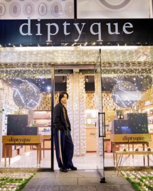 Jin Suzuki Instagram - .
「THE PERFECT DIPTYQUE WISH LIST 」

DIPTYQUE青山店にてホリデーコレクションの
ショッピングに行ってきました。

限定キャンドルやコフレなど「星空」から
インスピレーションを受けた豊富なコレクションから
自分用そして大切な友達、家族に向けて
「限定版フレグランス キャンドル ネージュ」を
セレクトしました。

青い夜を思わせる柔らかい印象で、ヘリオトロープの花と
ホワイトムスクのハーモニーが配合されているみたいです。

ホリデーコレクションは既に発売開始しているので
チェックしてみてください。

#DIPTYQUE #ディプティック 　#DIPTYQUEHOLIDAY2022