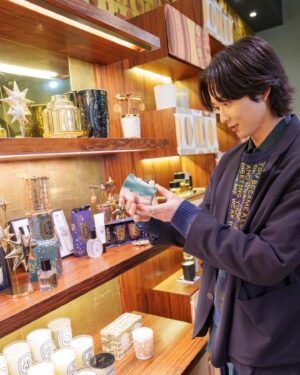 Jin Suzuki Instagram - .
「THE PERFECT DIPTYQUE WISH LIST 」

DIPTYQUE青山店にてホリデーコレクションの
ショッピングに行ってきました。

限定キャンドルやコフレなど「星空」から
インスピレーションを受けた豊富なコレクションから
自分用そして大切な友達、家族に向けて
「限定版フレグランス キャンドル ネージュ」を
セレクトしました。

青い夜を思わせる柔らかい印象で、ヘリオトロープの花と
ホワイトムスクのハーモニーが配合されているみたいです。

ホリデーコレクションは既に発売開始しているので
チェックしてみてください。

#DIPTYQUE #ディプティック 　#DIPTYQUEHOLIDAY2022