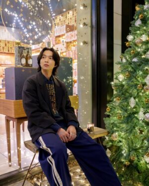 Jin Suzuki Instagram - .
「THE PERFECT DIPTYQUE WISH LIST 」

DIPTYQUE青山店にてホリデーコレクションの
ショッピングに行ってきました。

限定キャンドルやコフレなど「星空」から
インスピレーションを受けた豊富なコレクションから
自分用そして大切な友達、家族に向けて
「限定版フレグランス キャンドル ネージュ」を
セレクトしました。

青い夜を思わせる柔らかい印象で、ヘリオトロープの花と
ホワイトムスクのハーモニーが配合されているみたいです。

ホリデーコレクションは既に発売開始しているので
チェックしてみてください。

#DIPTYQUE #ディプティック 　#DIPTYQUEHOLIDAY2022