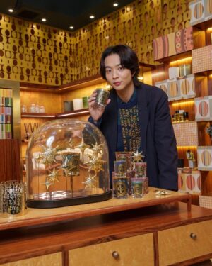 Jin Suzuki Instagram - .
「THE PERFECT DIPTYQUE WISH LIST 」

DIPTYQUE青山店にてホリデーコレクションの
ショッピングに行ってきました。

限定キャンドルやコフレなど「星空」から
インスピレーションを受けた豊富なコレクションから
自分用そして大切な友達、家族に向けて
「限定版フレグランス キャンドル ネージュ」を
セレクトしました。

青い夜を思わせる柔らかい印象で、ヘリオトロープの花と
ホワイトムスクのハーモニーが配合されているみたいです。

ホリデーコレクションは既に発売開始しているので
チェックしてみてください。

#DIPTYQUE #ディプティック 　#DIPTYQUEHOLIDAY2022
