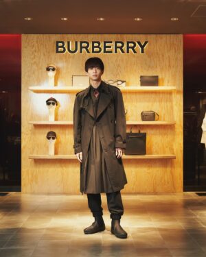 Jin Suzuki Instagram - .
@burberry 
@riccardotisci17 

3/23にBurberryが伊勢丹新宿メンズ館4Fに
リフレッシュオープン
記念して1Fではポップアップストアを4/5まで開催中！
階によって雰囲気が違っていて楽しめると思うので
是非どちらも立ち寄ってみてください

#BURBERRYRAINWEAR 
#BURBERRYTRENCH