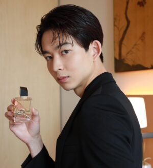Jin Suzuki Instagram - .
@ysl  @yslbeauty 

YSLのロゴが横に大きく施されたボトルはインテリアとしても使えるくらいお洒落なデザイン。
そして男女共に使える香り。

#リブレ #LIBRE